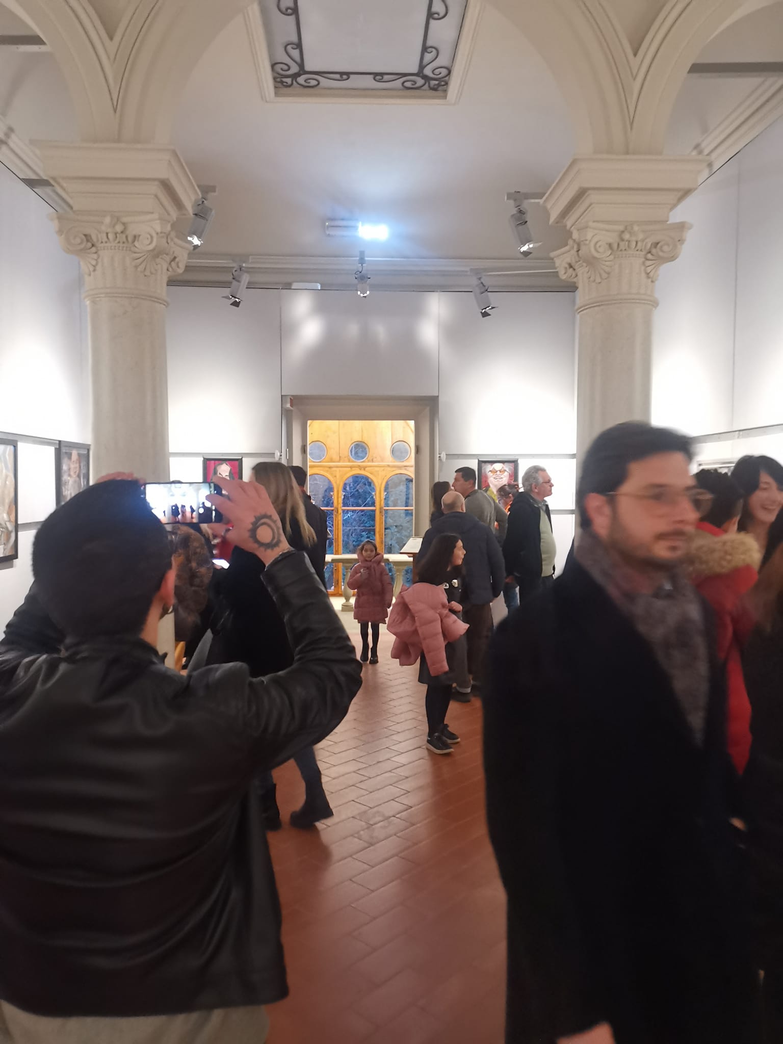 molte persone durante l'inaugurazione della mostra "Caricature" molte persone durante l'inaugurazione della mostra "Caricature"